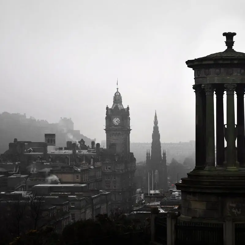 Schwarz-Weiß-Blick vom Calton Hill auf die Türme der Edinburgher Altstadt